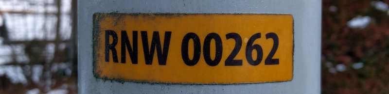 Afbeelding van een nummer sticker op straatverlichting