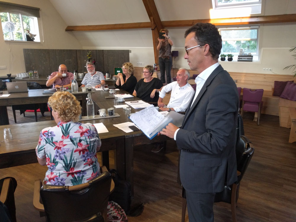 burgemeester neemt petitie in ontvangst