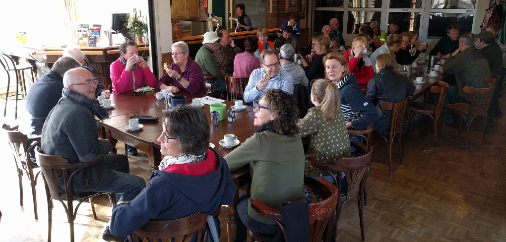 Vrijwilligers in het Dorpshuis van Aerdt voordat zij beginnen met de schoonmaak