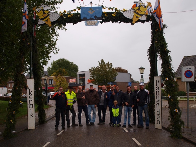 Bbogenbouw activiteiten in Pannerden voor de kermis