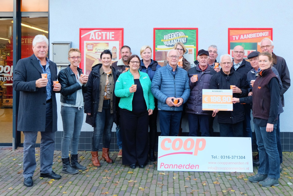 kinderboerderij bestuursleden krijgen een checque van de coop Pannerden