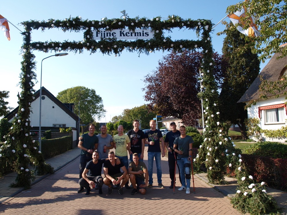 bogenbouw tijdens de kermis in pannerden