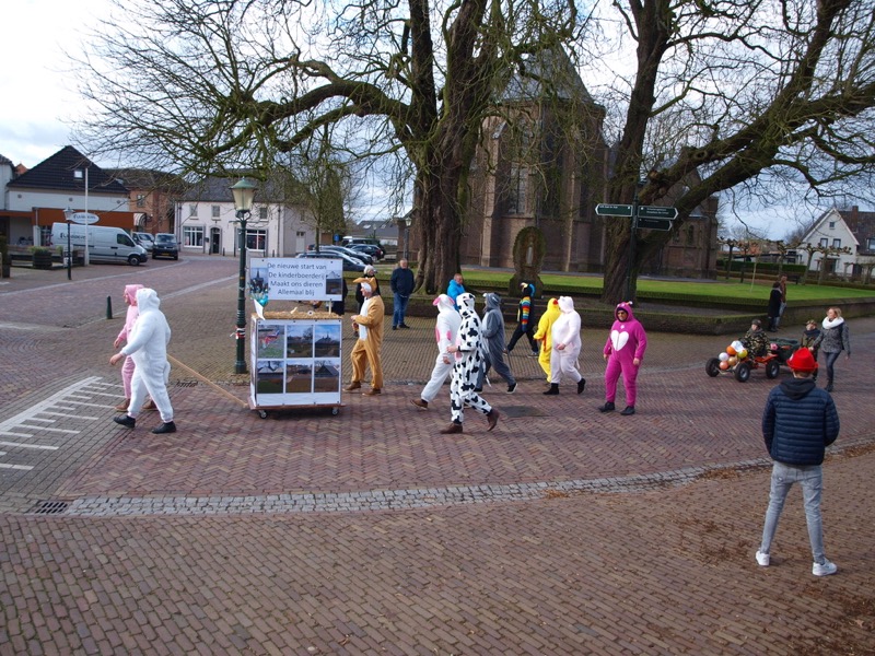 Deelnemers in de carnavalsoptocht van Pannerden in 2018