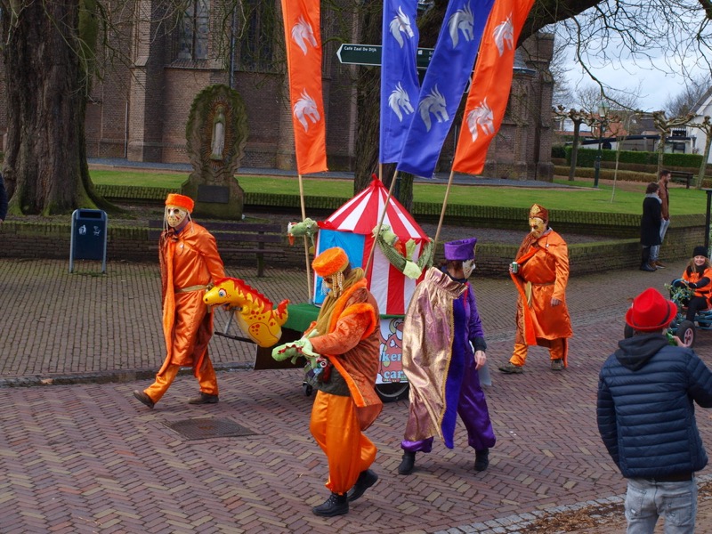 Deelnemers in de carnavalsoptocht van Pannerden in 2018