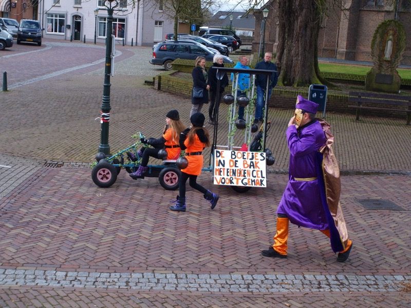 Deelnemers in de carnavalsoptocht van Pannerden in 2018