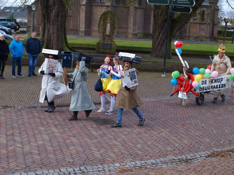 Deelnemers in de carnavalsoptocht van Pannerden in 2018