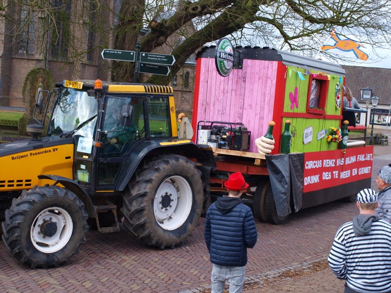 Deelnemers in de carnavalsoptocht van Pannerden in 2018