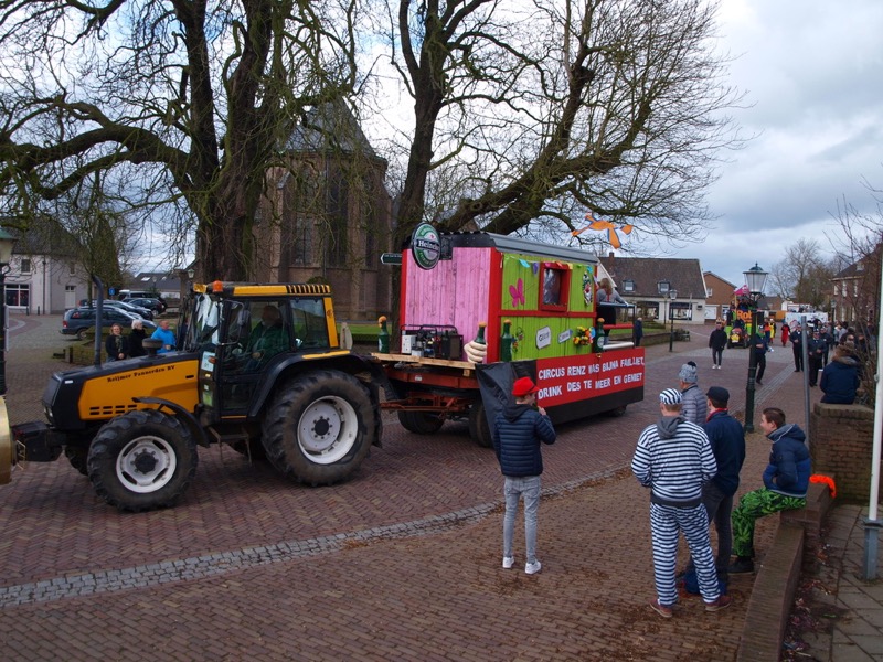 Deelnemers in de carnavalsoptocht van Pannerden in 2018