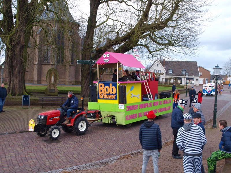 Deelnemers in de carnavalsoptocht van Pannerden in 2018