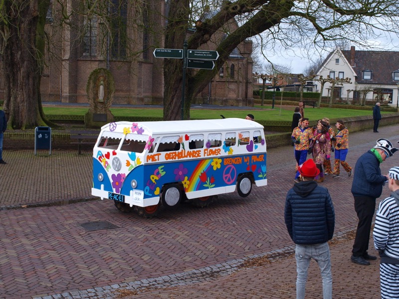 Deelnemers in de carnavalsoptocht van Pannerden in 2018