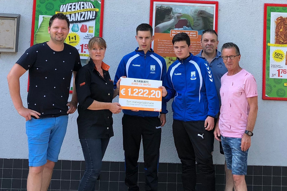 Statiegeld actie Coop RKPSC de cheque wordt overhandigd