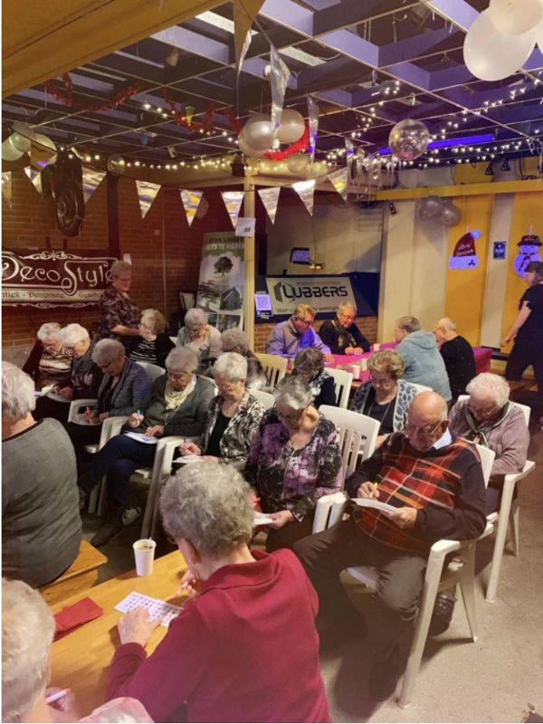 bingo tijdens het glazen huis in jongerensoos de duim