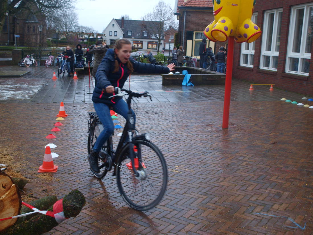 fietser basisschool in actie