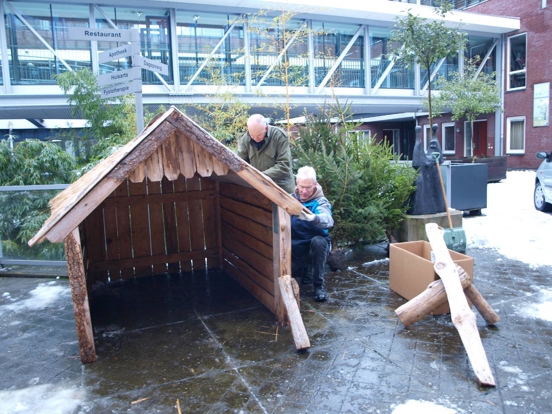 heren van de HEJAJO werken aan de kerststal