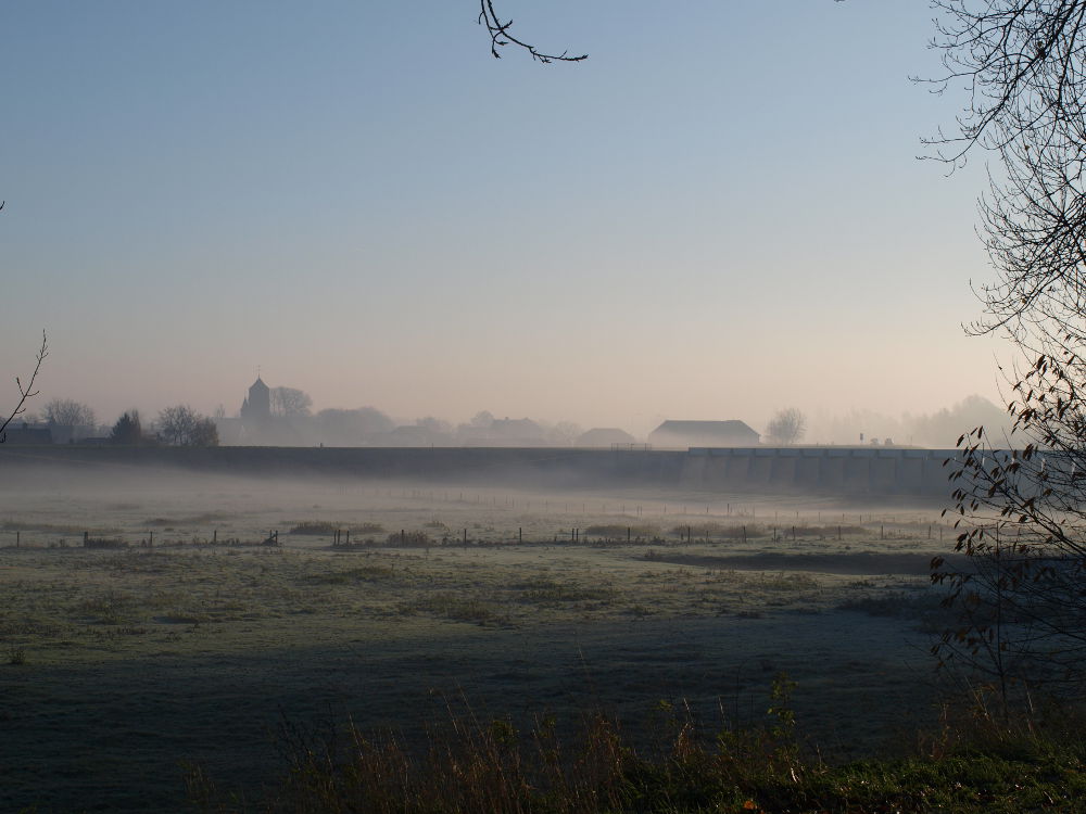 Natuur moment van Pannerden in een nevelige landschap