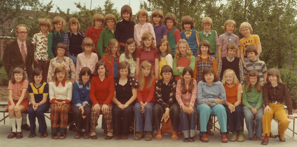 De 6e klas van 1973 1974 Sint Aloysius school te Pannerden