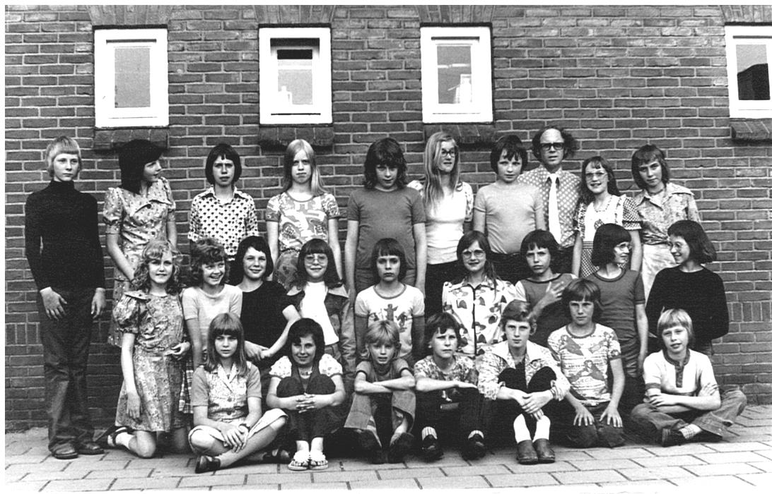 klasfoto van het jaar 1974 1975 de 6e klas van St Aloysiusschool te Pannerden